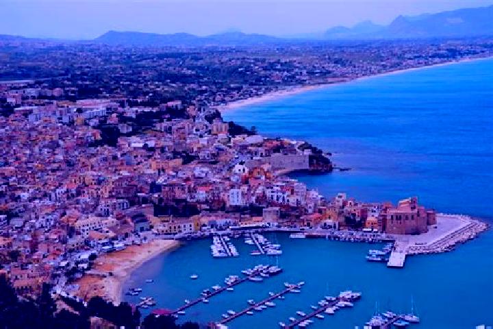 Eva, 29, a auburn green-eyed mediterranean companion based in Castellammare del Golfo. Offering Travel Companion, Fetish, Prostate Massage. Available for inc...