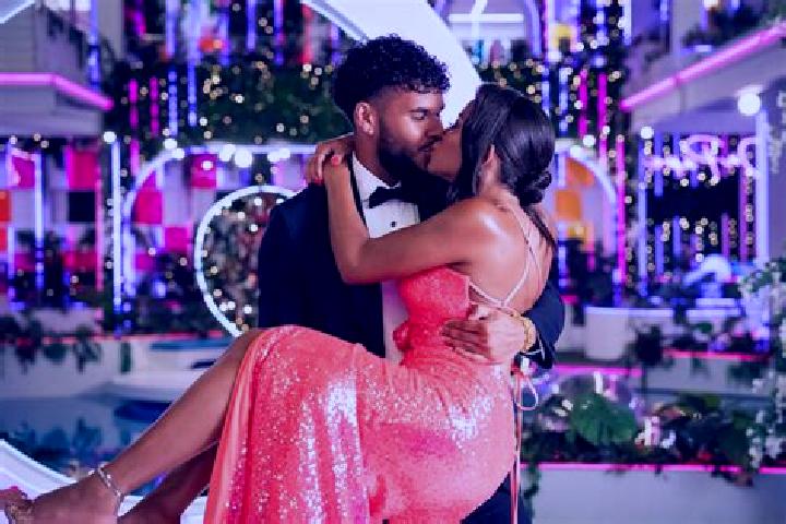 Eva, 29, a chestnut amber-eyed caucasian companion based in Los Arenales. Offering Deep French Kissing, Tantra, Dinner Date, Couples, GFE. Available for inca...