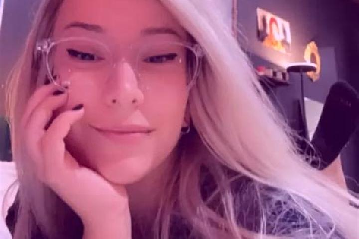 Eva, 33, a chestnut amber-eyed slavic companion based in Rokytnice nad Jizerou. Offering A-Level, Overnight, Erotic Massage, CIM. Available for incall and ou...