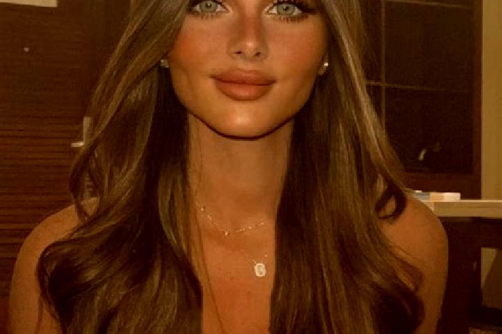 Eva, 37, a brunette dark-eyed caucasian companion based in Welshpool. Offering Striptease, OWO, BDSM, Roleplay. Available for incall and outcall, overnight b...