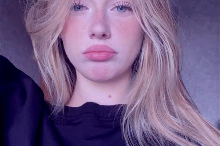 Evelyn, 20 — Escort in Oreavu, Romania