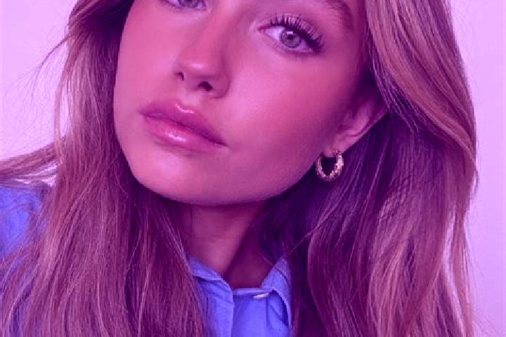 Evelyn, 21, a dark blonde green-eyed caribbean companion based in Oberlascheid. Offering Striptease, Deep French Kissing, Overnight, Erotic Massage. Availabl...