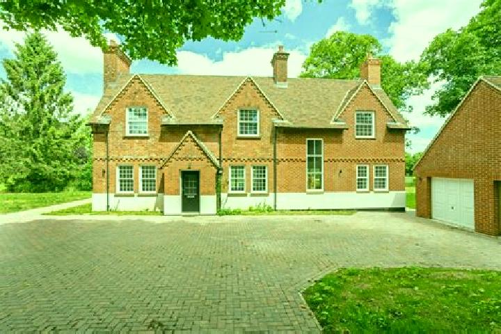 Evelyn, 21 — Escort in Hook, United Kingdom