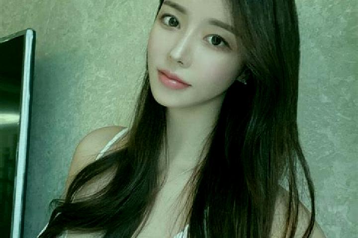 Evelyn, 21 — Escort in Zhichanghe, China