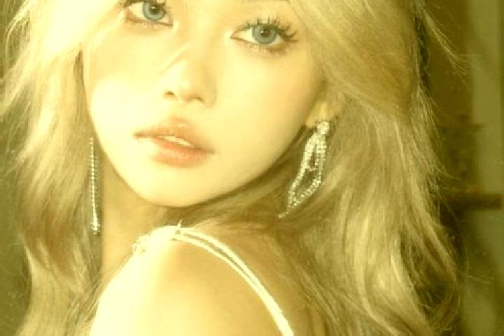 Evelyn, 22, a blonde amber-eyed asian companion based in Sangongqiao. Offering Party Girl, BDSM, A-Level. Available for incall and outcall, day and evening d...