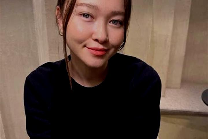 Evelyn, 22, a dark blonde blue-eyed asian companion based in Mrongi Daja. Offering Tantra, Overnight, Prostate Massage. Available for incall and outcall, day...