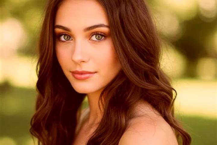 Evelyn, 22, a dark blonde hazel-eyed mediterranean companion based in Grunji. Offering Domination, Deep French Kissing, Tantra. Available for incall and outc...
