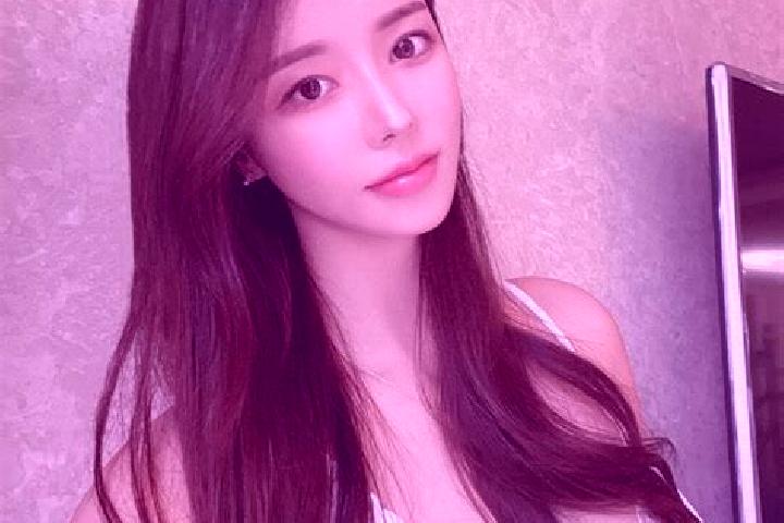 Evelyn, 22 — Escort in Xiekou, China