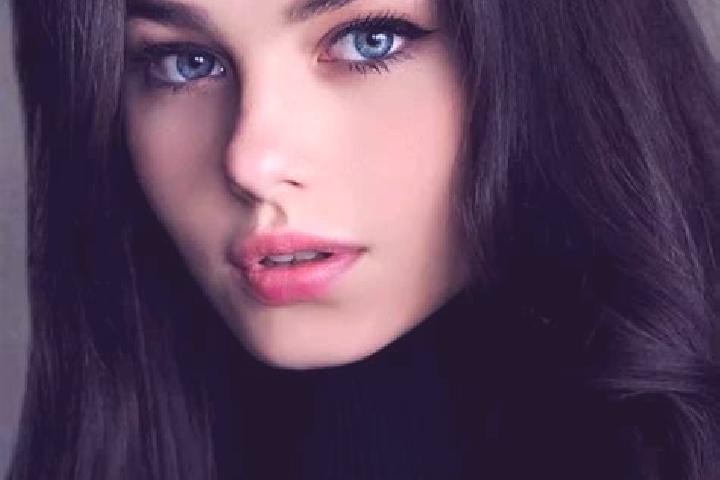 Evelyn, 23, a auburn dark-eyed slavic companion based in Tarzo. Offering Duos, Couples, GFE. Available for incall and outcall, overnight bookings available.