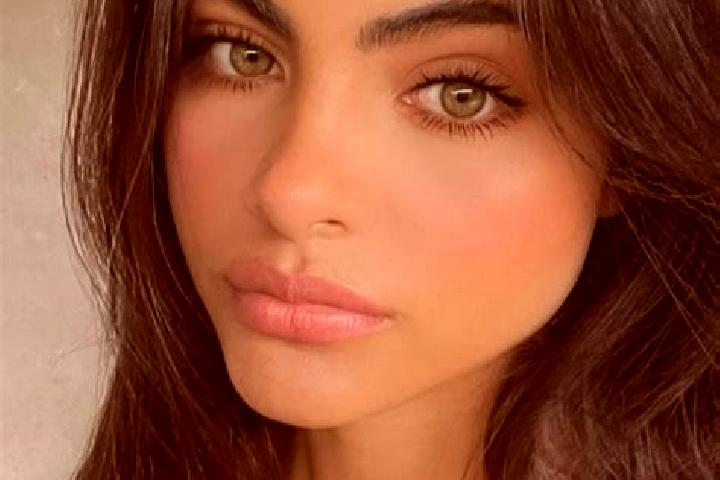 Evelyn, 23, a brunette dark-eyed middle eastern companion based in Penz. Offering Tantra, A-Level, BDSM. Available for incall and outcall, day and evening da...