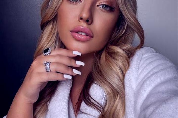 Evelyn, 23 — Escort in Novokuz minki, Russia