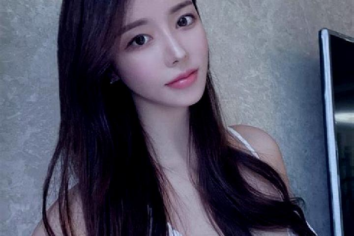 Evelyn, 23 — Escort in Weixinghu, China