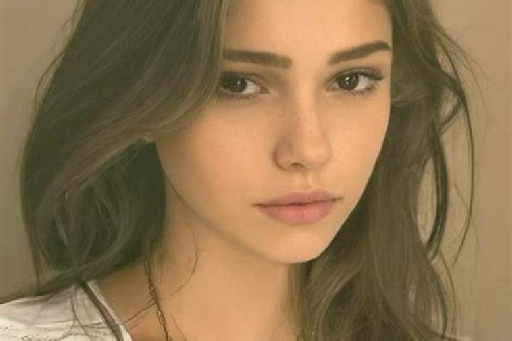 Evelyn, 24, a chestnut hazel-eyed slavic companion based in Molodyozhnoye. Offering Deep French Kissing, CIM, Fetish, Girlfriend Experience. Available for in...