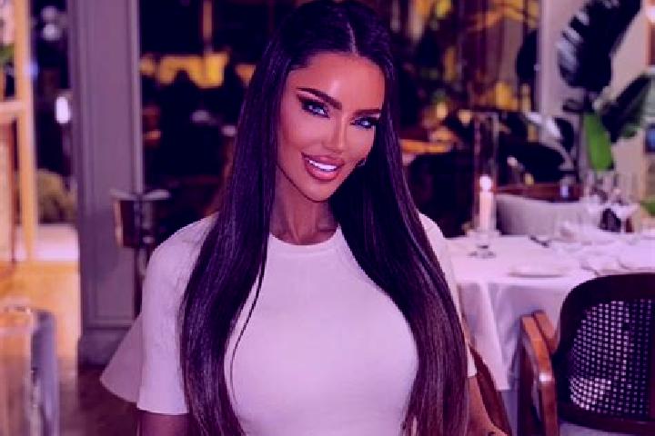 Evelyn, 24 — Escort in Dragusani, Romania