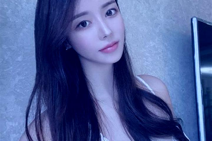 Evelyn, 24 — Escort in Nginjen, Indonesia