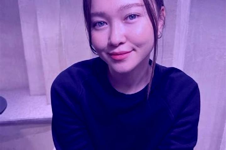 Evelyn, 25, a auburn blue-eyed asian companion based in Tencanau. Offering CIM, BDSM, Dinner Date. Available for incall and outcall, overnight bookings avail...