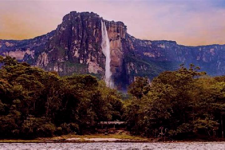 Evelyn, 25 — Escort in La Sabana, Venezuela