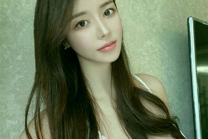 Evelyn, 25 — Escort in Luefeng, China