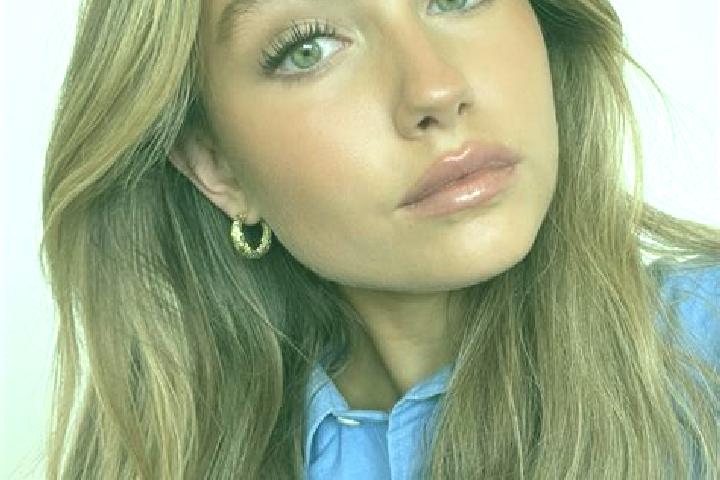 Evelyn, 26, a dark blonde green-eyed mixed companion based in Surovikino. Offering OWO, GFE, Girlfriend Experience, Massage. Available for incall and outcall...