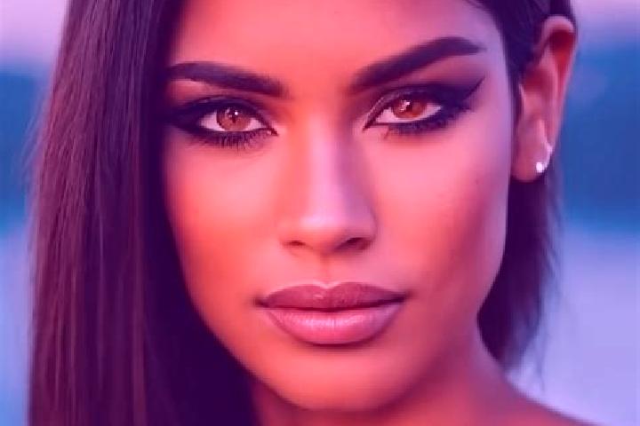 Evelyn, 28, a black dark-eyed latina companion based in Judenau. Offering CIM, Roleplay, GFE. Available for incall and outcall, overnight bookings available.