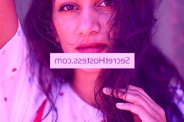 Evelyn, 28, a black grey-eyed indian companion based in Oichalia. Offering Travel Companion, Couples, Party Girl. Available for incall and outcall, day and e...