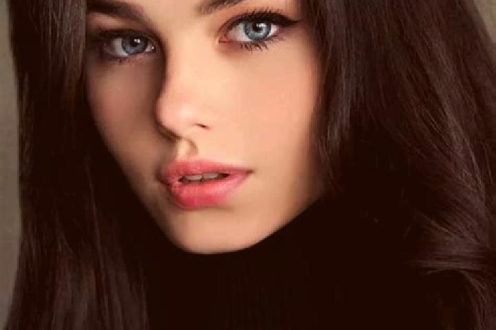 Evelyn, 28, a brunette grey-eyed slavic companion based in Lodelinsart. Offering Massage, GFE, Couples. Available for incall and outcall, day and evening dates.