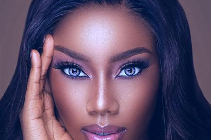 Evelyn, 28, a chestnut blue-eyed ebony companion based in Tarija. Offering 69, Couples, BDSM. Available for incall and outcall, day and evening dates.