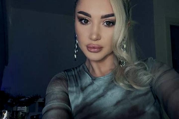 Evelyn, 31, a auburn amber-eyed middle eastern companion based in Jiangzi. Offering GFE, Party Girl. Available for incall and outcall, day and evening dates.