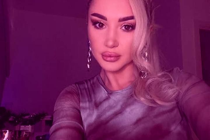 Evelyn, 31, a blonde grey-eyed latina companion based in Barikokro. Offering GFE, Travel Companion, OWO, Couples, Deep French Kissing. Available for incall a...