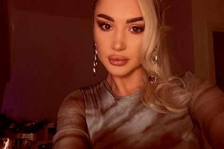 Evelyn, 32, a auburn amber-eyed middle eastern companion based in Singouine. Offering Party Girl, GFE, Overnight, BDSM. Available for incall and outcall, day...