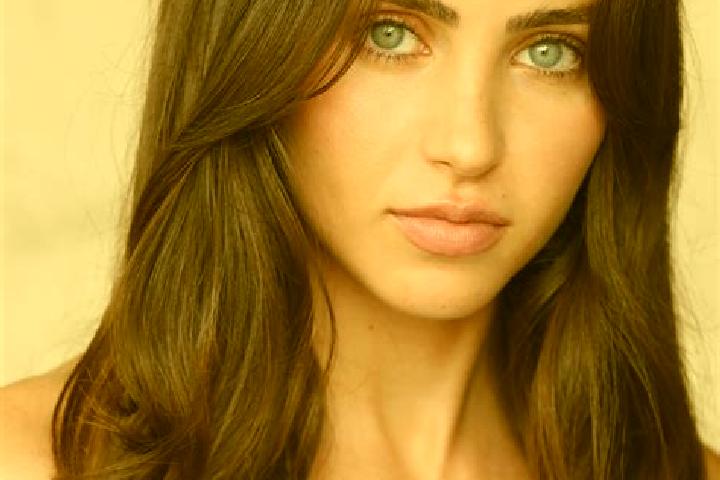 Evelyn, 33, a brunette dark-eyed mixed companion based in Finhan. Offering Fetish, BDSM, Duos. Available for incall and outcall, day and evening dates.