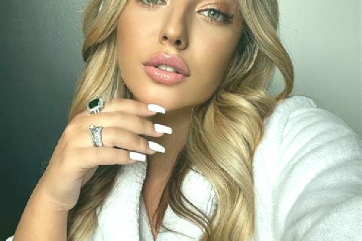 Evelyn, 34, a blonde amber-eyed latina companion based in Lugasu de Jos. Offering Roleplay, Erotic Massage, OWO. Available for incall and outcall, day and ev...