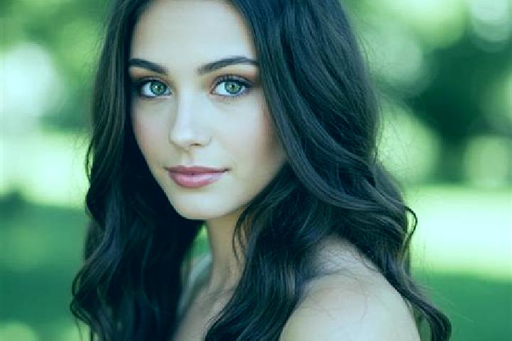 Evelyn, 34, a brunette hazel-eyed mixed companion based in Manhattan. Offering OWO, Dinner Date. Available for incall and outcall, day and evening dates.