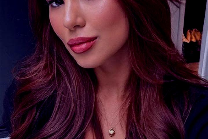 Evelyn, 34, a chestnut dark-eyed latina companion based in Waarland. Offering Girlfriend Experience. Available for incall and outcall, day and evening dates.