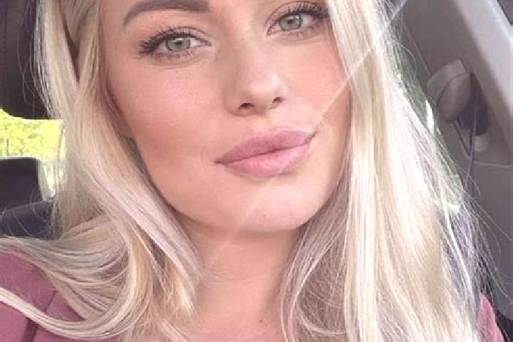 Evelyn, 38, a blonde hazel-eyed ebony companion based in Soimeni. Offering Travel Companion, BDSM, Prostate Massage, Striptease, Roleplay. Available for inca...
