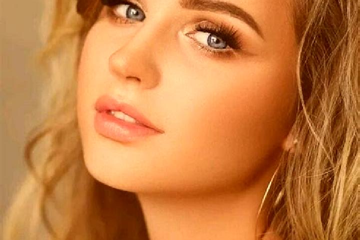 Evelyn, 38, a dark blonde blue-eyed european companion based in eMkhomazi. Offering Massage. Available for incall and outcall, day and evening dates.