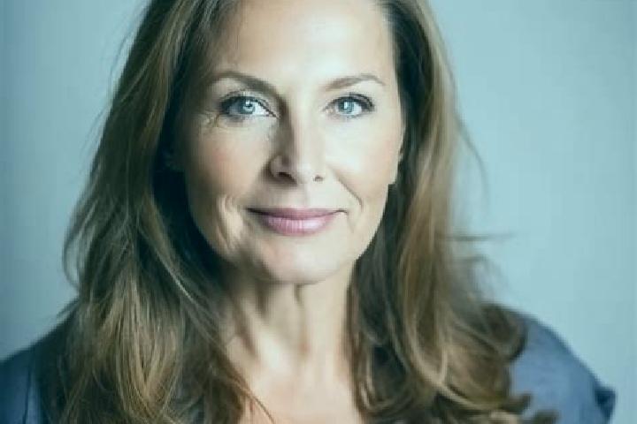 Evelyn, 39, a chestnut green-eyed caucasian companion based in Ape. Offering 69, Fetish, Couples, Erotic Massage. Available for incall and outcall, overnight...