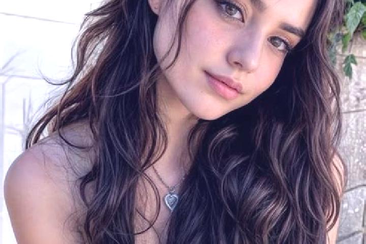 Grace, 20, a auburn amber-eyed middle eastern companion based in Gwalior. Offering Striptease, OWO, Duos, CIM. Available for incall and outcall, day and even...