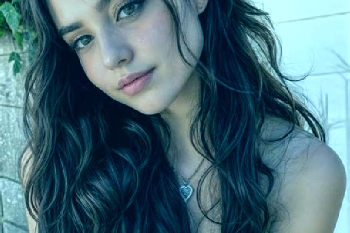 Grace, 25, a auburn hazel-eyed latina companion based in El Zapote. Offering Tantra, Travel Companion, Overnight, Roleplay, OWO. Available for incall and out...