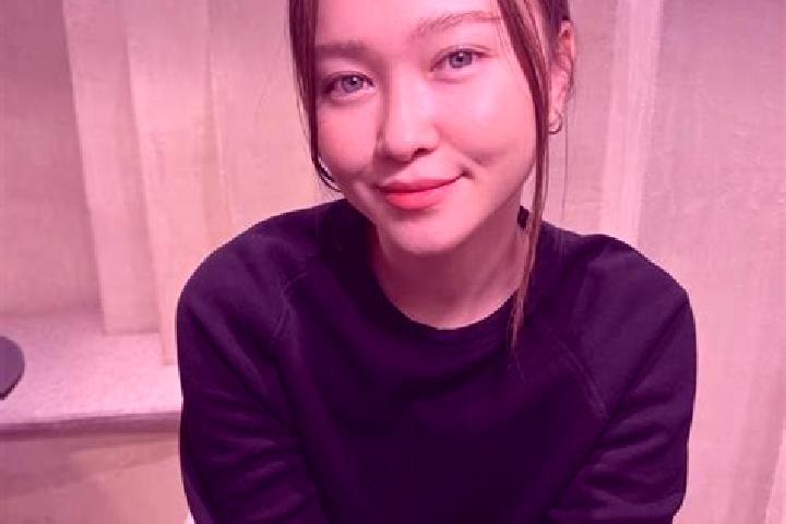 Grace, 29, a chestnut blue-eyed asian companion based in Mamponteng. Offering Deep French Kissing, Couples, Girlfriend Experience. Available for incall and o...