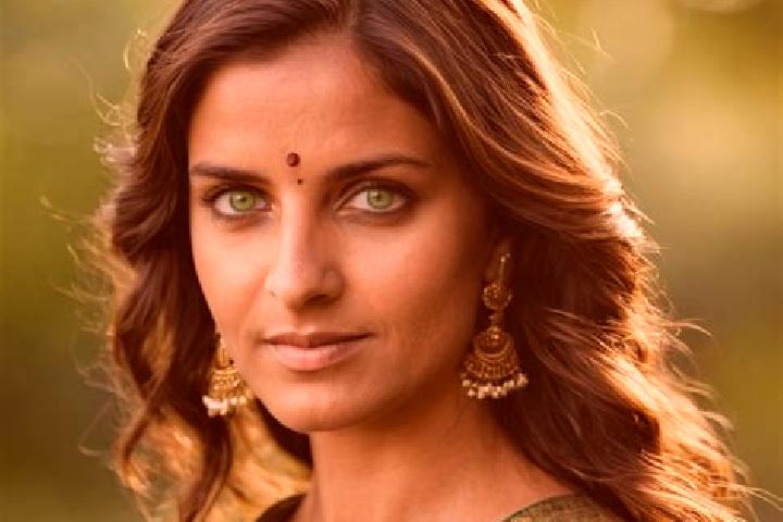 Grace, 30, a brunette green-eyed indian companion based in Dahanu. Offering Tantra, CIM, BDSM. Available for incall and outcall, overnight bookings available.