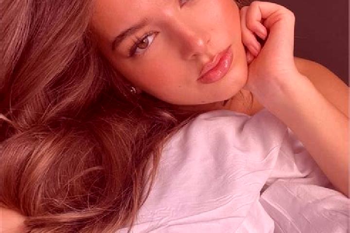 Grace, 30, a brunette hazel-eyed latina companion based in ShaveTsiyyon. Offering Erotic Massage, Travel Companion, A-Level. Available for incall and outcall...