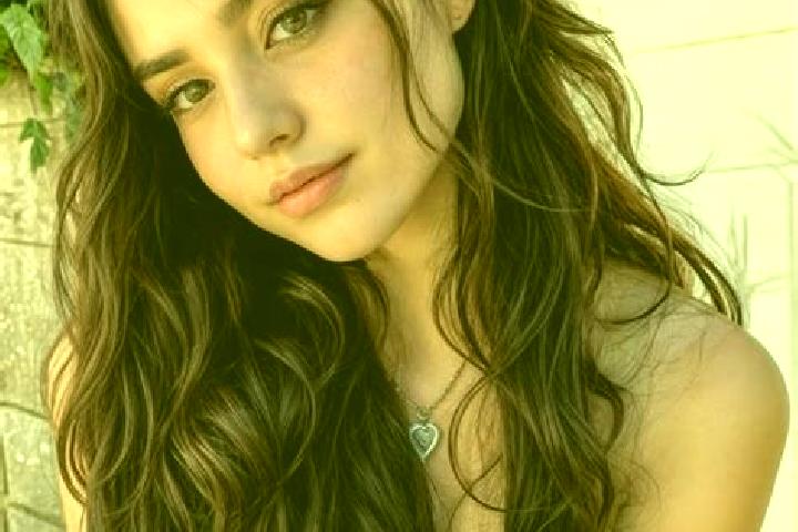 Hannah, 20, a auburn hazel-eyed latina companion based in Balugan. Offering OWO, A-Level. Available for incall and outcall, day and evening dates.