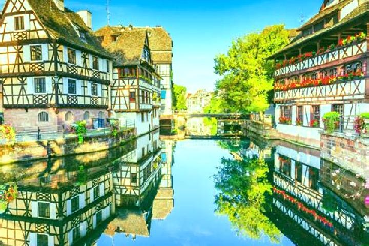 Hannah, 22 — Escort in Loiron, France