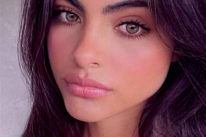 Hannah, 23, a red dark-eyed indian companion based in Rowhedge. Offering Duos, OWO, Tantra, Fetish, Party Girl. Available for incall and outcall, day and eve...