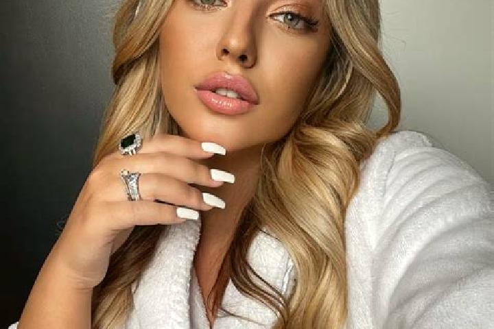 Hannah, 23 — Escort in Mahalon, France