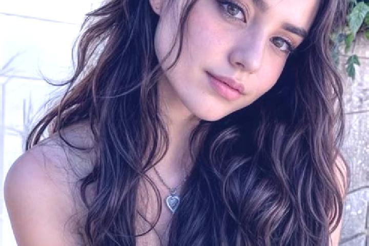 Hannah, 25, a auburn hazel-eyed mediterranean companion based in Milagres. Offering Erotic Massage, Dinner Date, Massage, BDSM. Available for incall and outc...