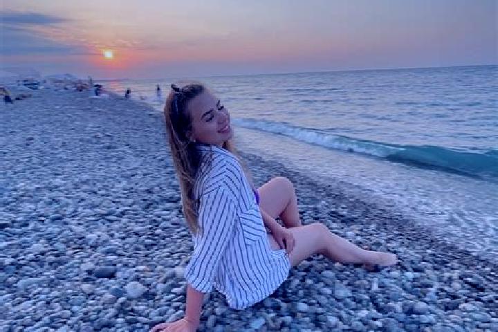 Hannah, 27 — Escort in Cara, Romania