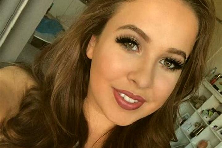 Hannah, 28, a red grey-eyed latina companion based in Arzago d Adda. Offering BDSM, Striptease, Prostate Massage. Available for incall and outcall, overnight...