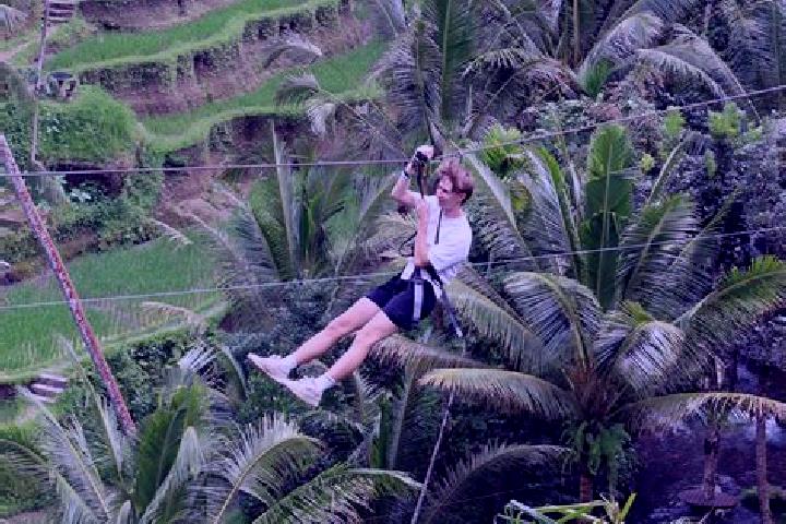 Hannah, 30 — Escort in Carik, Indonesia